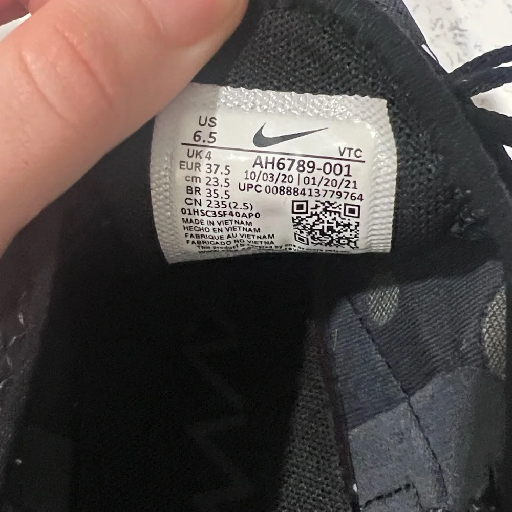 Nike Air Max 270 Black and White Women’s Sneakers - Picture 12 of 12